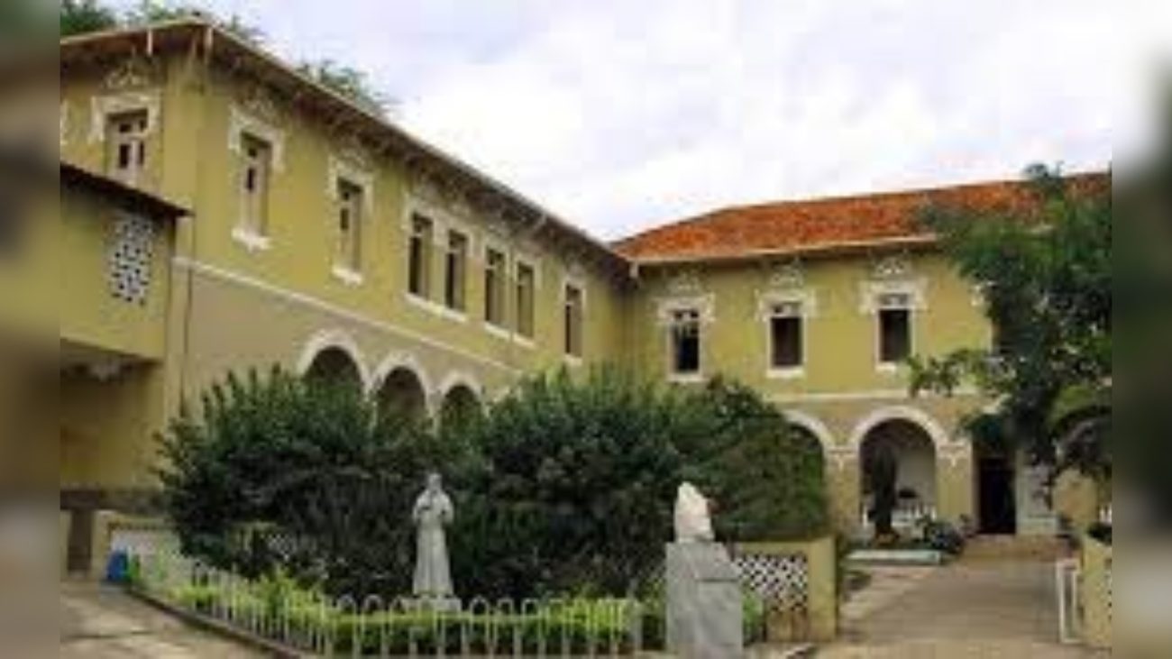 Colégio com construção muito antiga e linda, mantido pelas irmãs franciscanas, funciona atualmente com pré-escola e ensino fundamental - Breno Rodrigues/Setur-MG/ND
