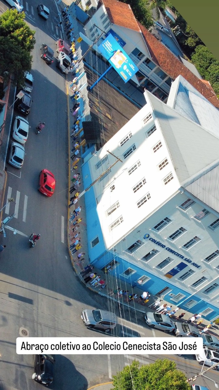 Escola promoveu um abraço contra medidas da prefeitura  - Arquivo/ND