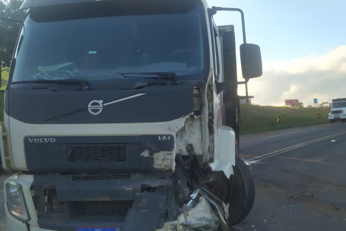 Colisão entre carro e caminhão deixa um morto e dois feridos na BR-282 em SC - Divulgação/CBMSC/ND