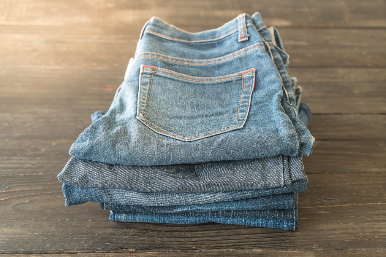 Calças jeans dobradas 