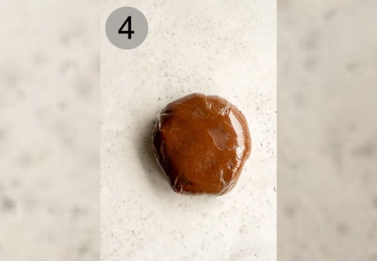 Enrole a massa em filme plástico e leve à geladeira por 15 minutos - Pina Bresciani/ND