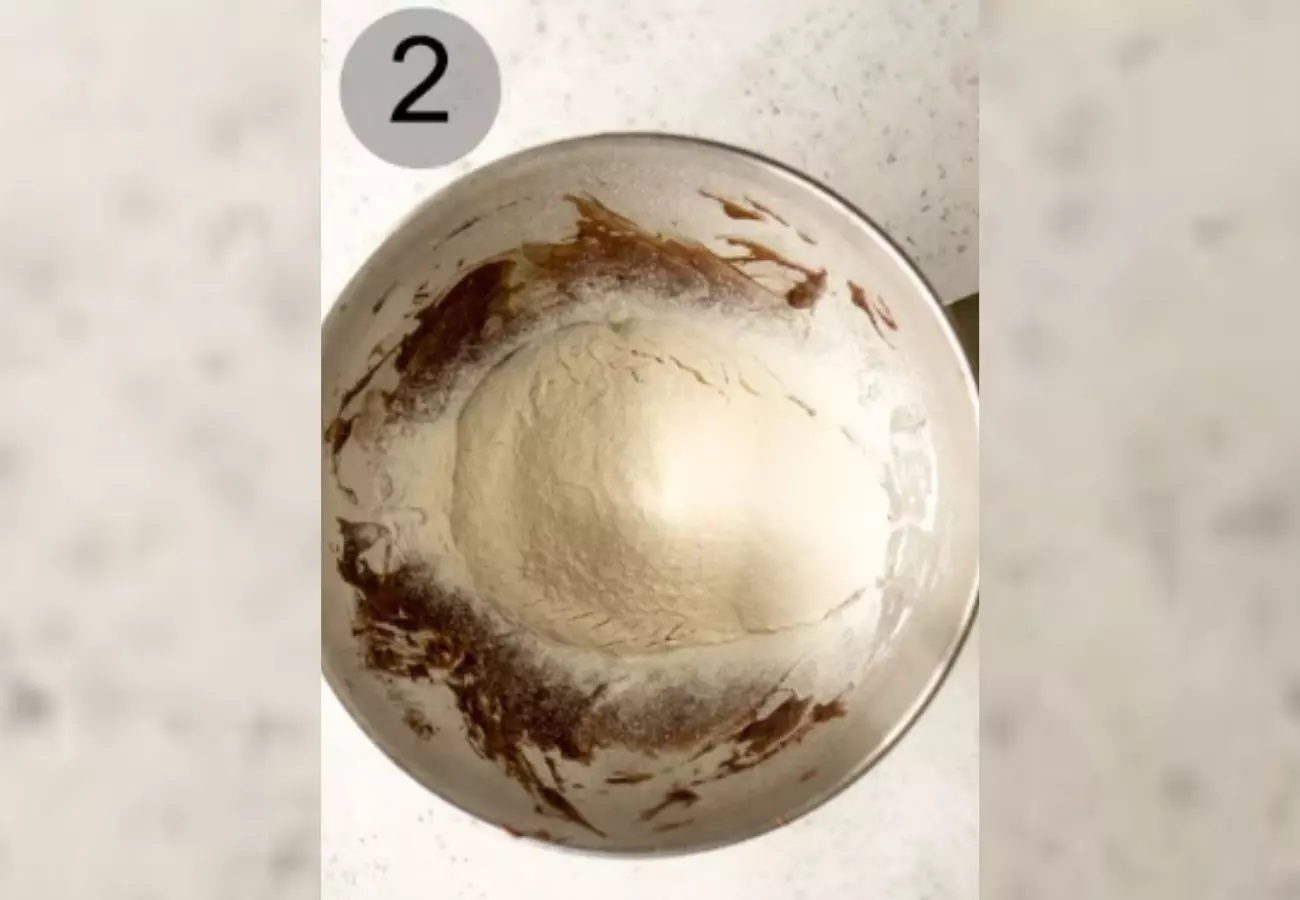 Em uma tigela, misture 1 xícara de Nutella, 1 ovo e 1 xícara de farinha - Pina Bresciani/ND