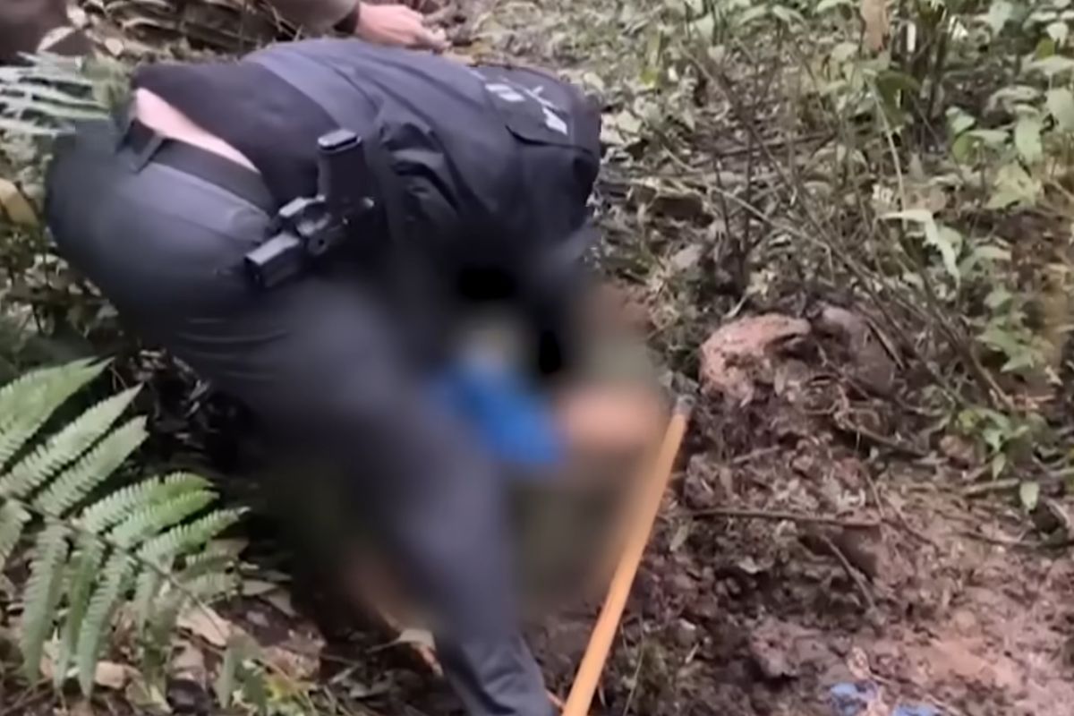 Corpo da vítima foi enrolado em lona e enterrado em cova rasa - Reprodução/Cidade Alerta/ND
