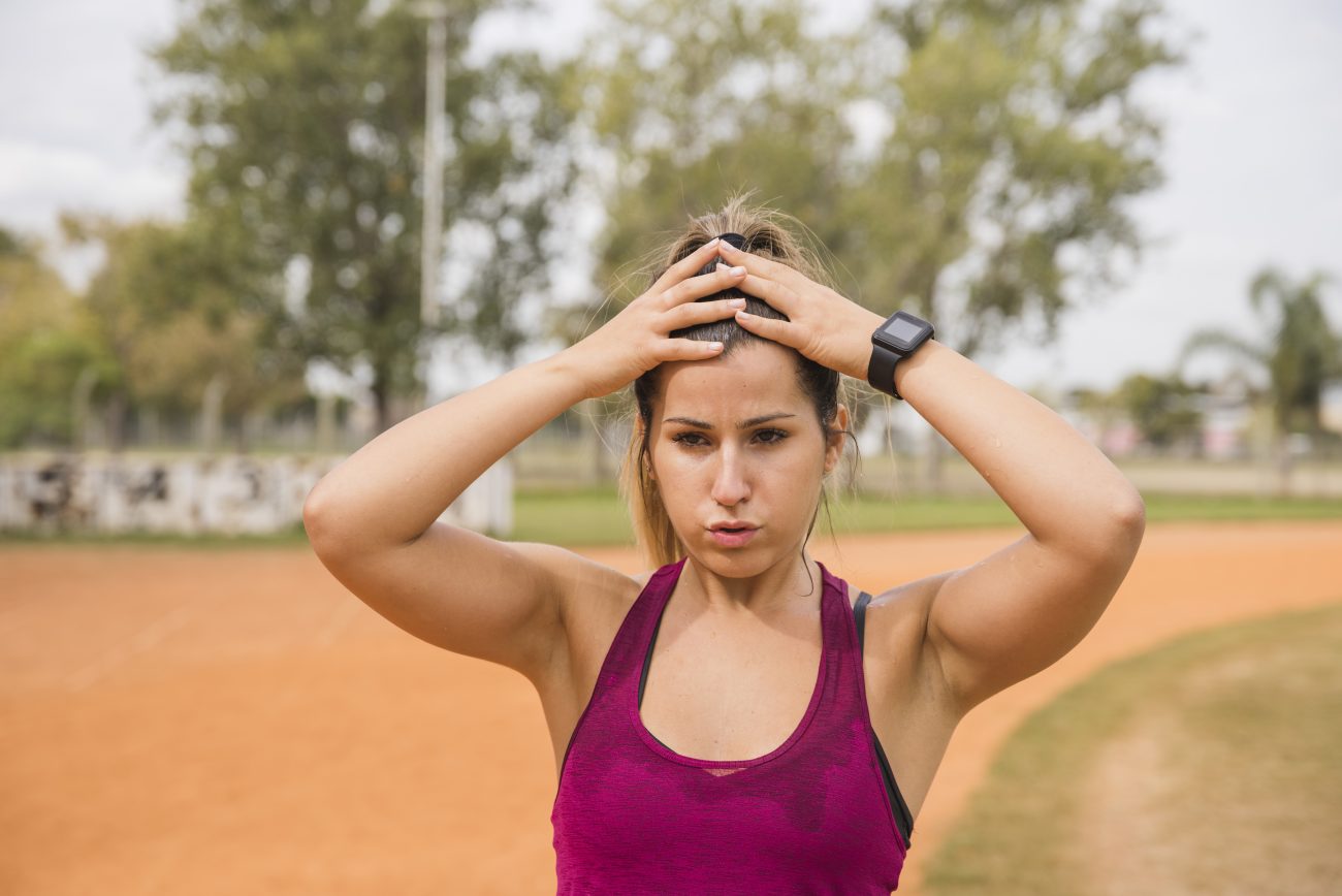 Mulher jovem praticando corrida em um lugar público e aberto