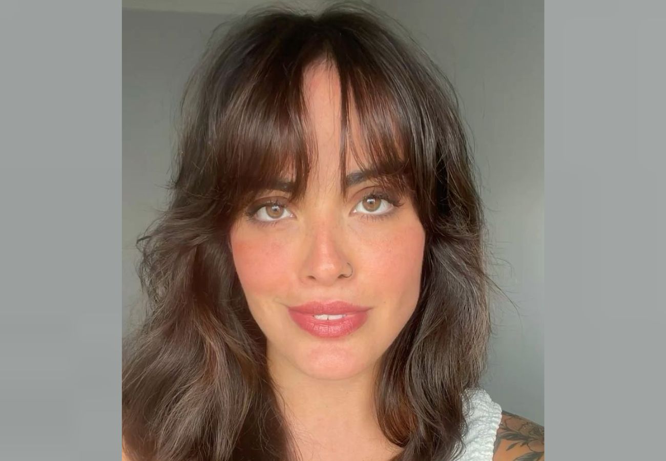 Mulher com o corte de cabelo franja rala