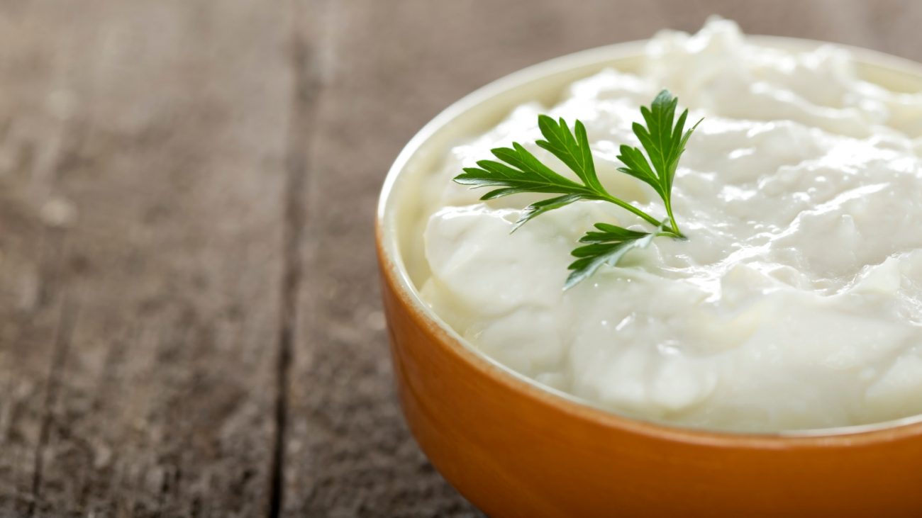 Imagem de creme branco dentro de pote 