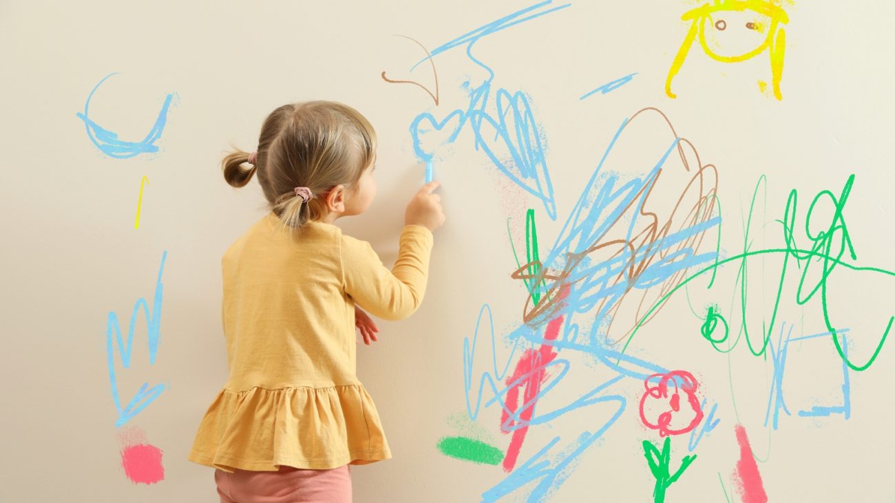 Menina pintando parede