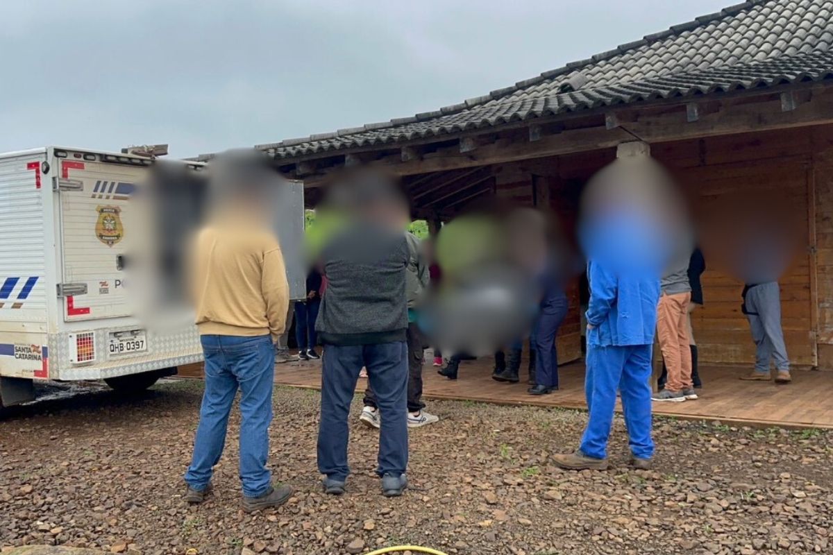 O corpo do homem foi retirado do local no começo da tarde desta sexta-feira (20)