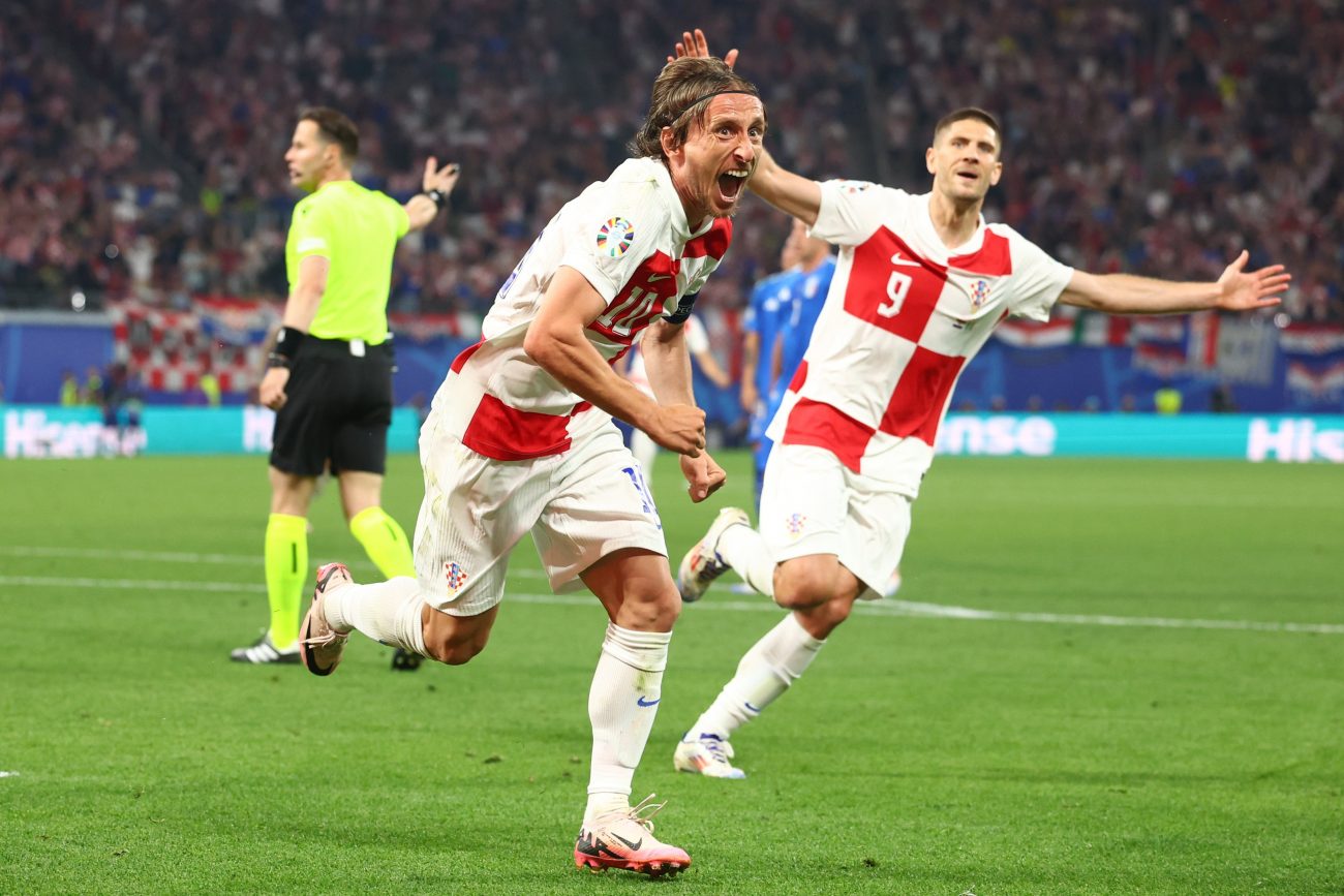 Modric comemorando gol da Croácia é um dos destaques para duelo contra a República Tcheca