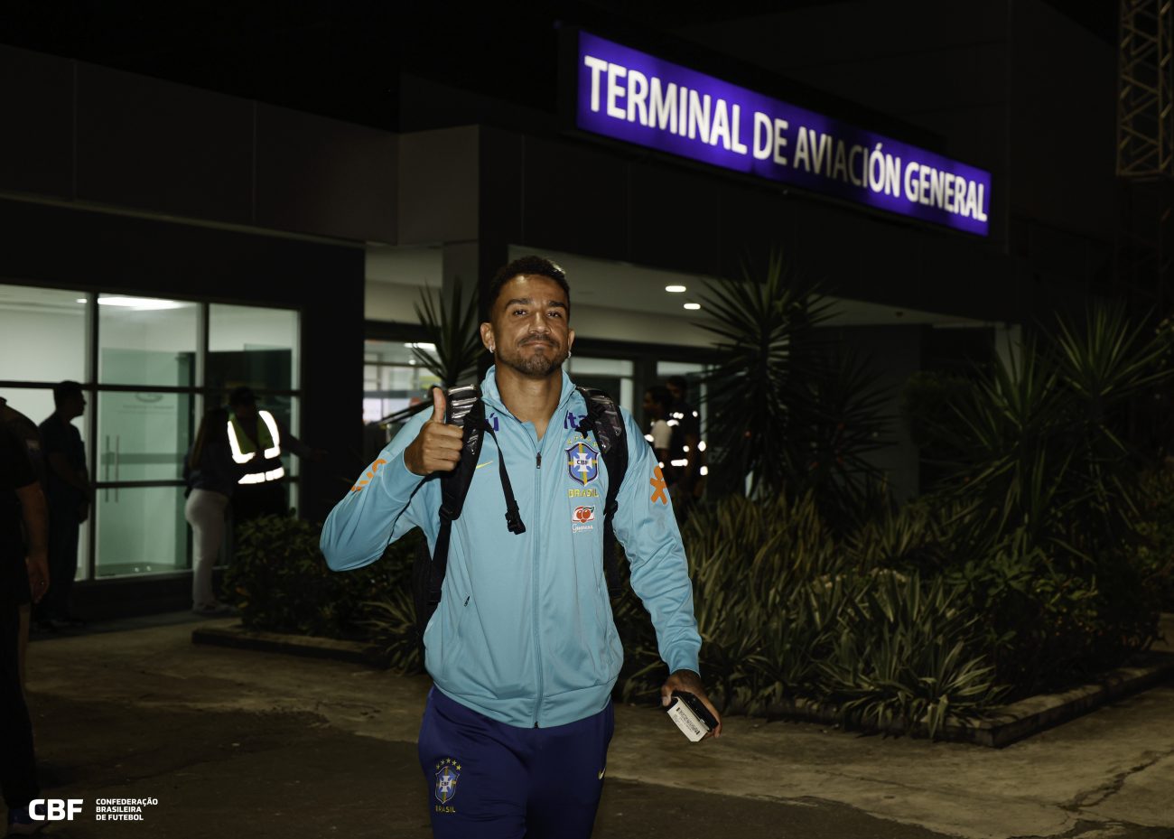 Danilo chegando para mais um jogo pela Seleção Brasileira, agora treinada por Ancelotti