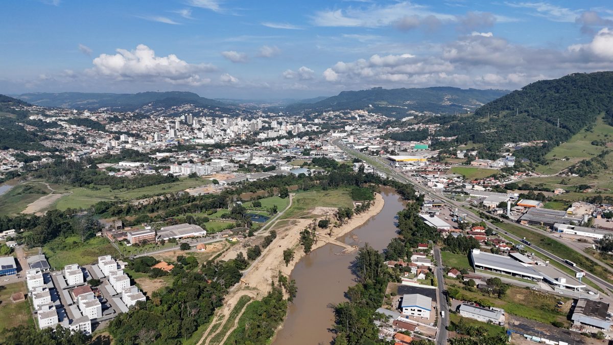 Barranco desaba às margens do rio, coloca motoristas em risco e expõe novas chances de desmoronamentos em SC - QTU Questões do Universo