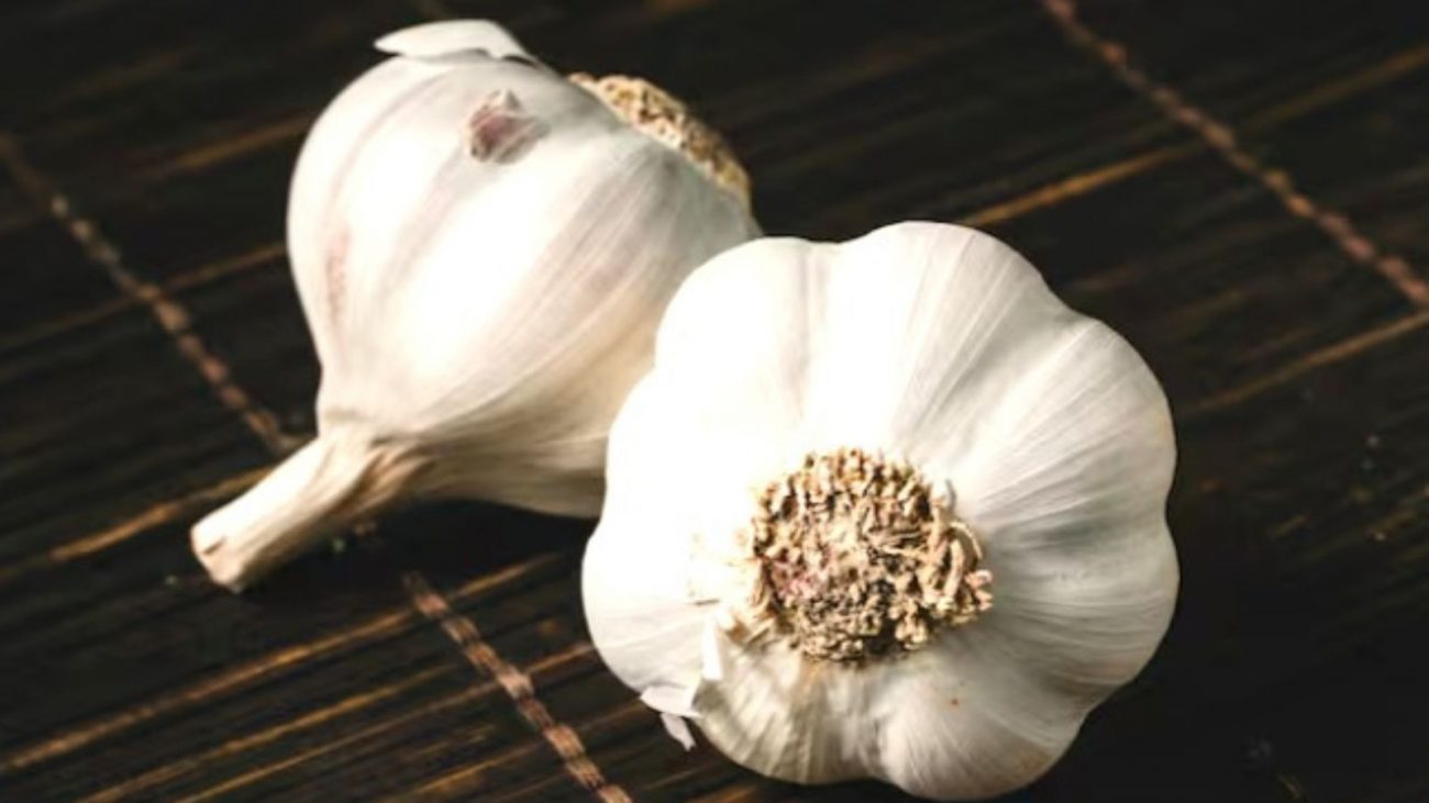 na foto aparecem alimentos que as pessoas comem como o alho com o estômago vazio