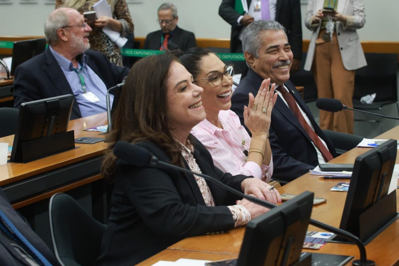 Deputada Geovânia de Sá (ao centro) presidirá subcomissão para regularizar profissão de esteticista - Foto: Divulgação/ND