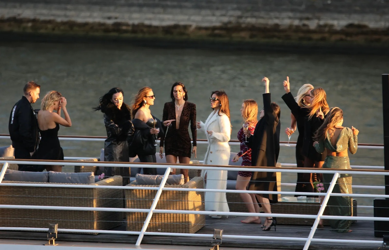 Despedida de solteira de Lauren Sánchez ocorreu em Paris, teve presença das Kardashians e custou cerca de R$ 3,5 milhões - Foto: X/Reprodução/ND