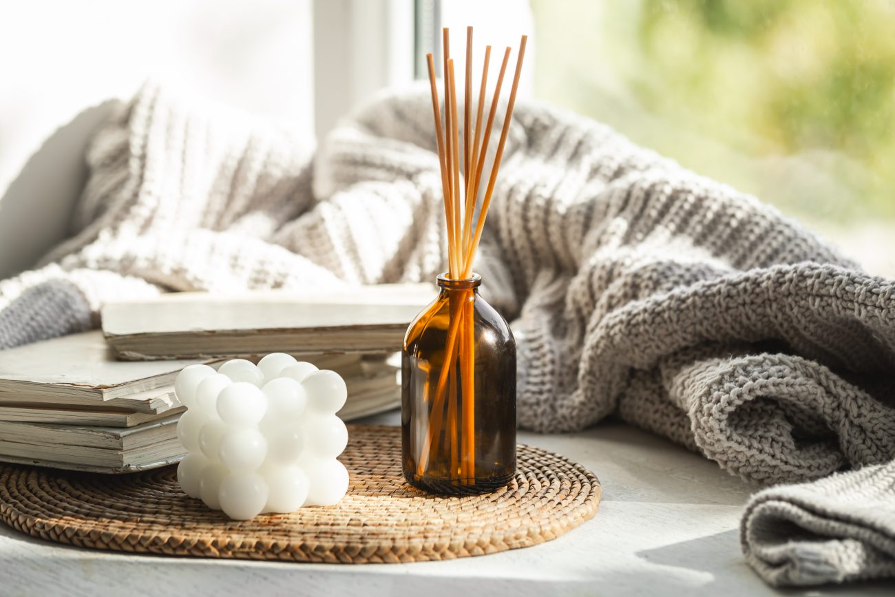 Difusor aroma ao lado de uma vela