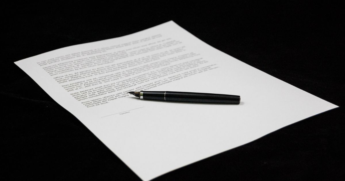 Imagem de um documento, para fazer referência ao fato de que os documentos de Carla terão que ter tradução 