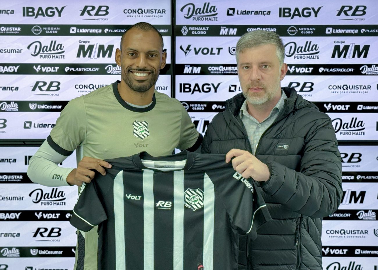 O Figueirense na janela de transferência trouxe dois jogadores, entre eles o zagueiro Douglas Bacelar.