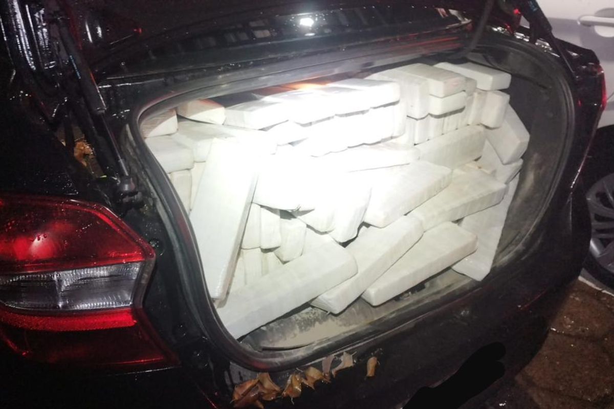 Droga foi localizada em porta-malas de carro; pai e filho foram presos 