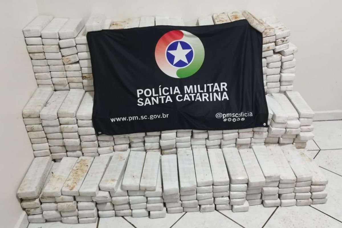 Droga foi localizada em porta-malas de carro; pai e filho foram presos