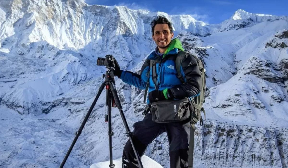Montanhista brasileiro com câmera