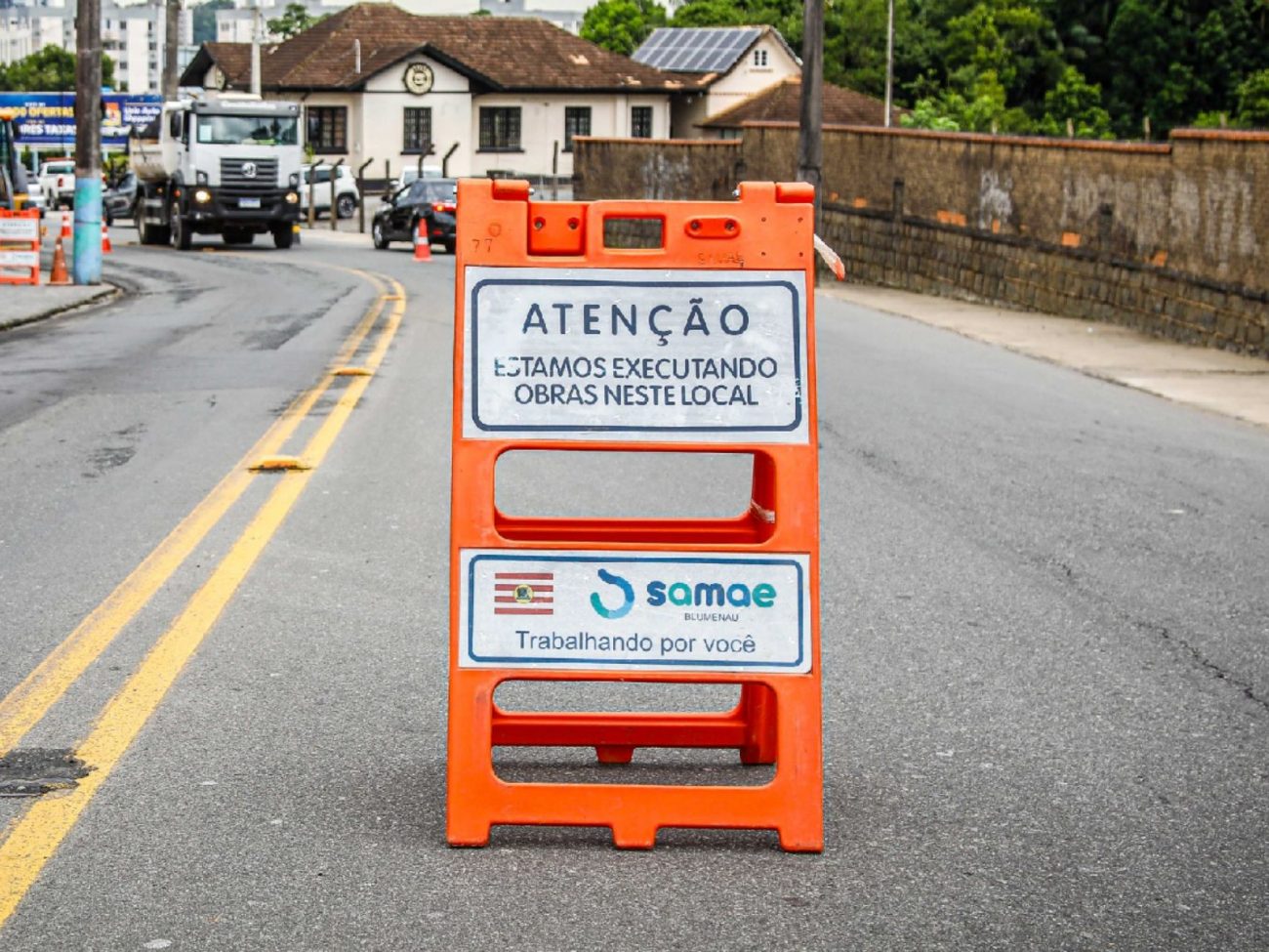 Com contrato emergencial de R$ 3,3 milhões, nova empresa contratada pelo Samae assume reparos de "ruas esquecidas" em Blumenau na quarta-feira (11)