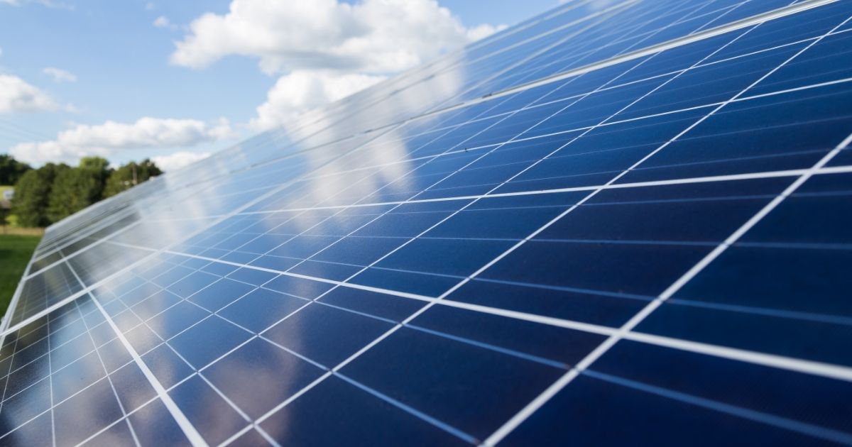 Imagem de um painel solar, para fazer referência a uma das abordagens de energia limpa que o estado pode querer abordar ao longo do projeto 