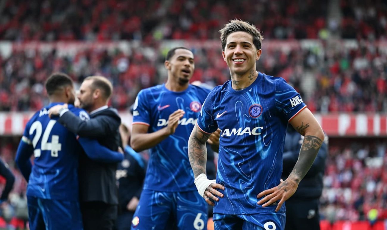 Argentino Enzo Fernandez do Chelsea posando para foto no campo ao lado de companheiro de equipe