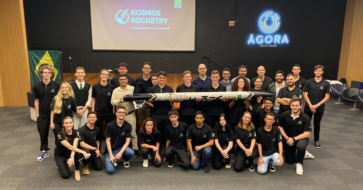 Imagem da equipe de engenharia aeroespacial da UFSC de Joinville, para mostrar com quem o aluno irá participar da competição 