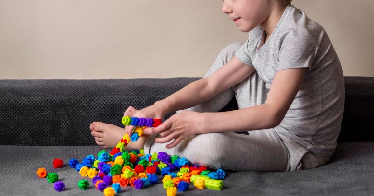 Criança com brinquedos de montar