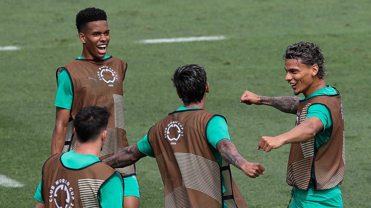 Estevão e Richard Ríos e outros jogadores do Palmeiras durante último treino antes da estreia na Copa do Mundo de Clubes da FIFA