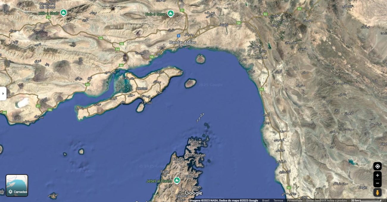 Imagem aérea do Estreito de Ormuz, capturada via Google Maps. Imagem ilustra matéria sobre como a guerra Irã e Israel afeta o Brasil.