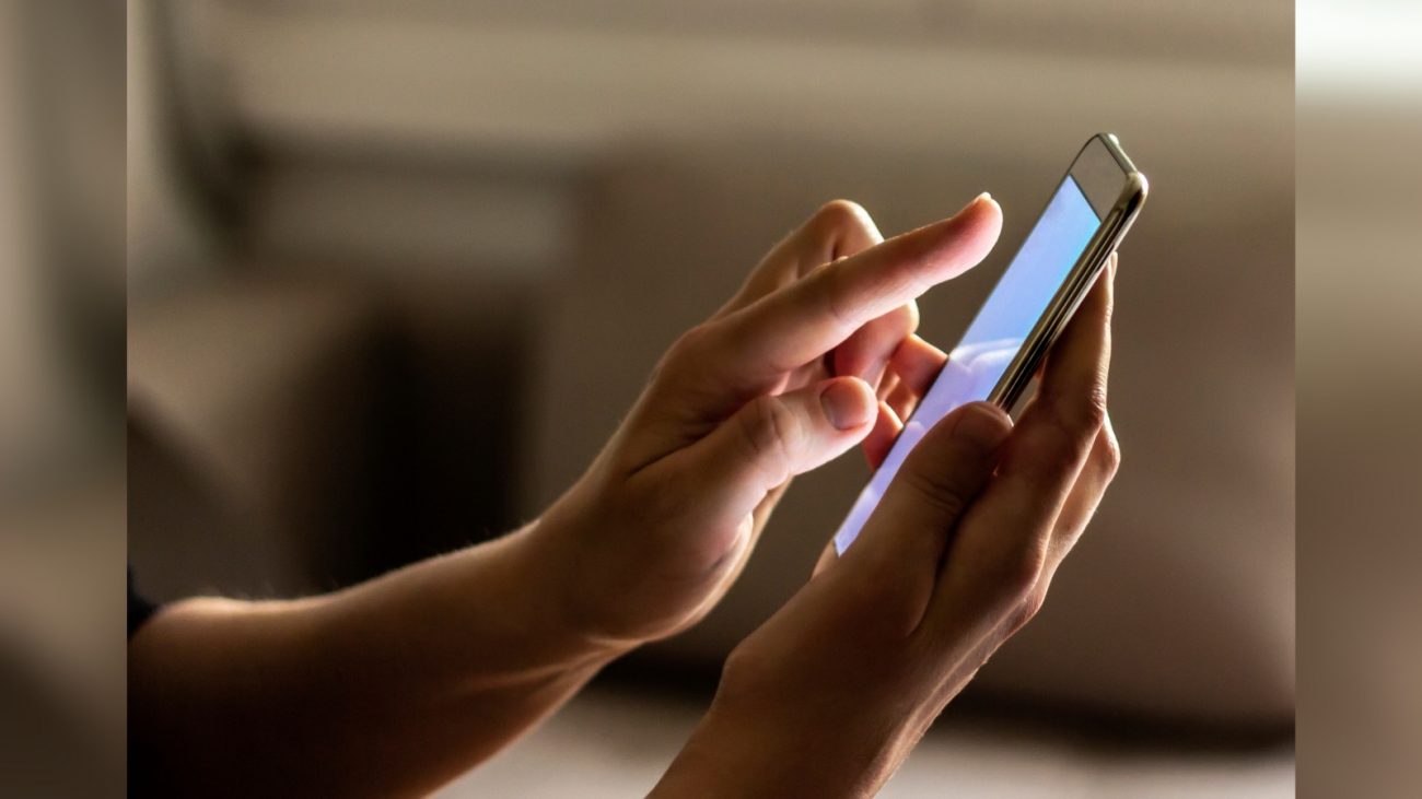 Pessoa mexendo no celular como esvaziar a lixeira do celular