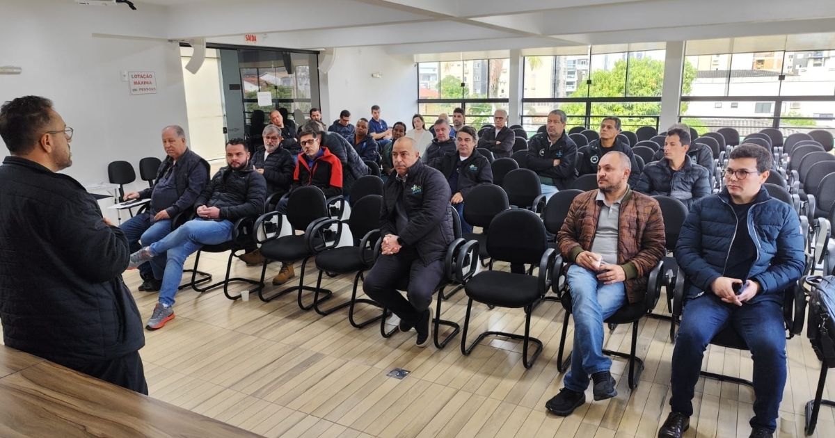 Imagem de trabalhadores dos sindicatos que estiveram presente na reunião, para fazer referência as pessoas que fazem parte do executivo do sindicato