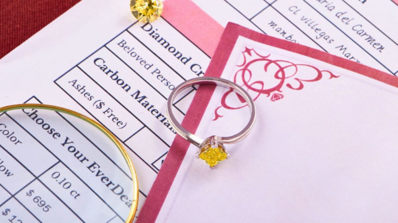 Joia feita a partir da cremação de um animal de estimação