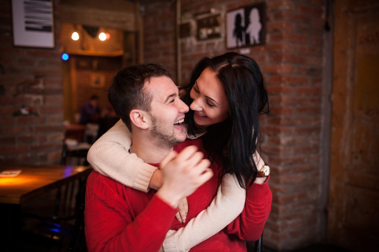 Casal comemorando o dia dos namorados em casa