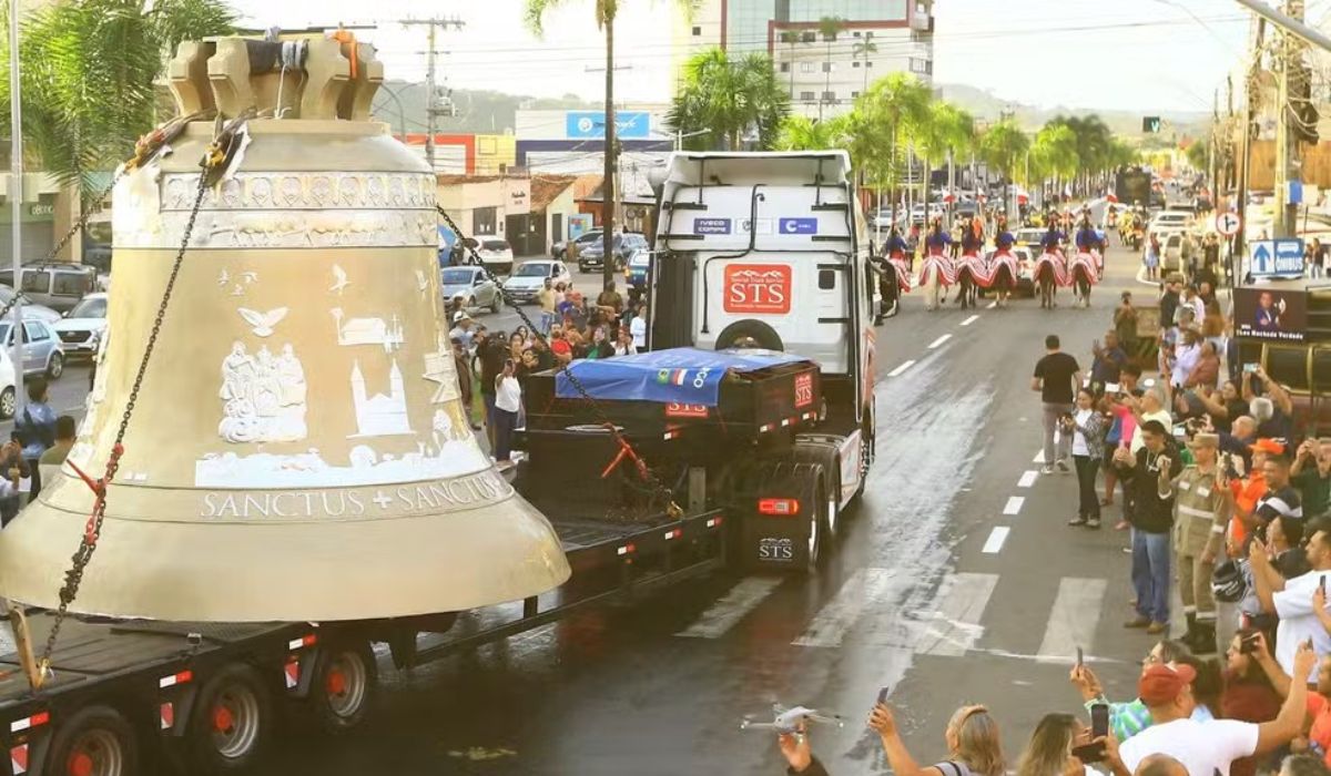 Maior sino do mundo chegou em Goiás neste domingo (1)