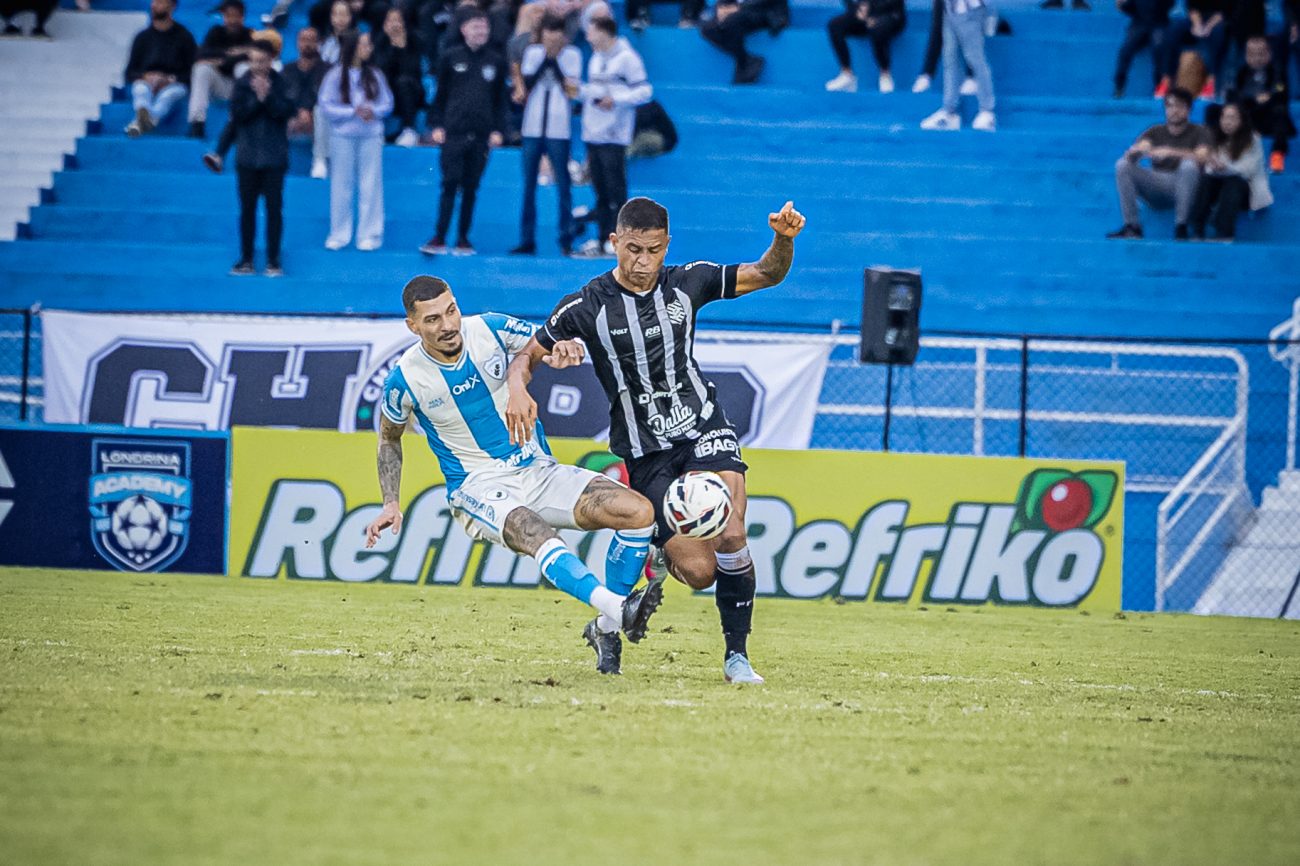 Figueirense e Londrina se enfrentaram no estádio VGD, em Londrina.