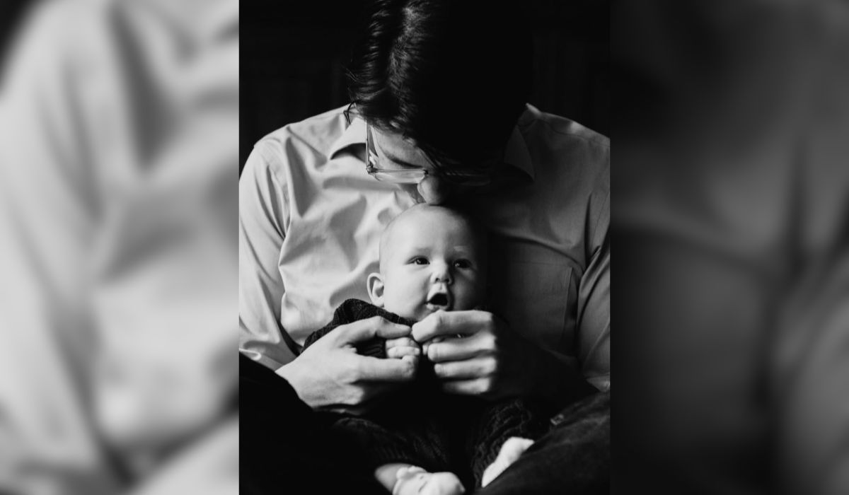 Esposa de Miguel Uribe compartilhou uma foto do marido com o filho bebê do casal e pediu oração aos seus apoiadores - María Claudia Tarazona/@maclaudiat/Instagram