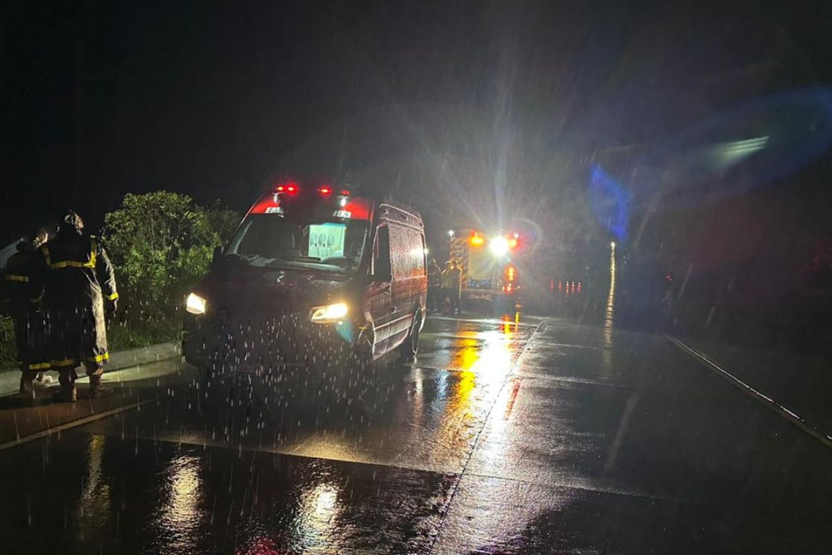 Dois jovens morreram em sa&iacute;da de pista na BR-163. – Foto: Corpo de Bombeiros Militar/NDCorpo de Bombeiros Militar/ND