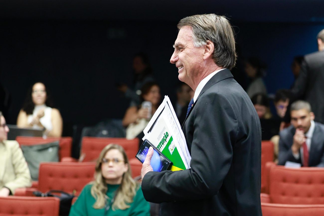 - FOTOS Trêmulo e com a Constituição na mão, Bolsonaro encara Moraes no STF11