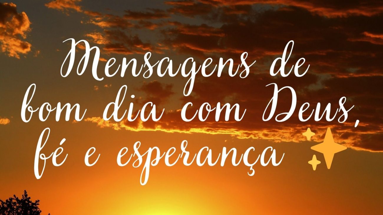 Imagem mostra uma paisagem ao fundo, com o sol nascendo, nuvens alaranjadas e o topo de uma árvore, com o texto em linha cursiva, cor branca, escrito: mensagens de bom dia com Deus, fé e esperança. No final tem um emoji de brilho.