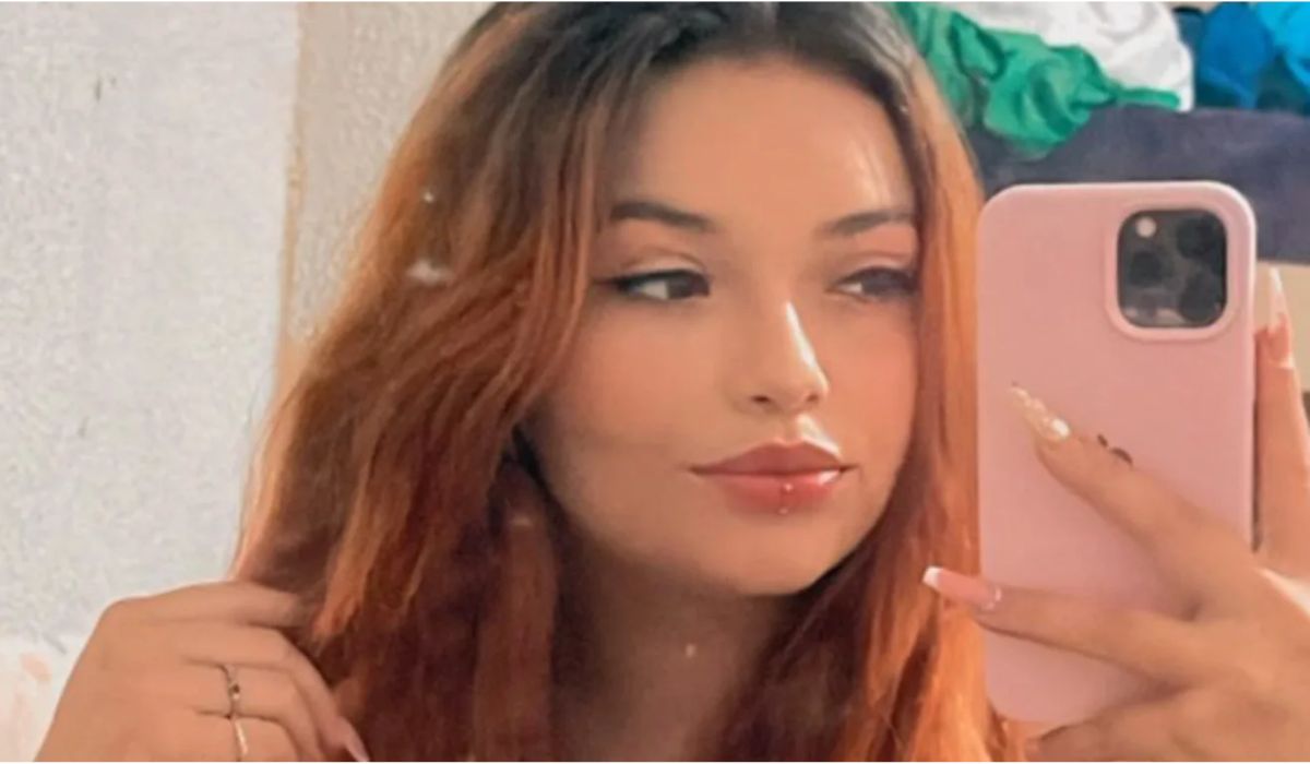 Gabriele Freitas segurando seu celular