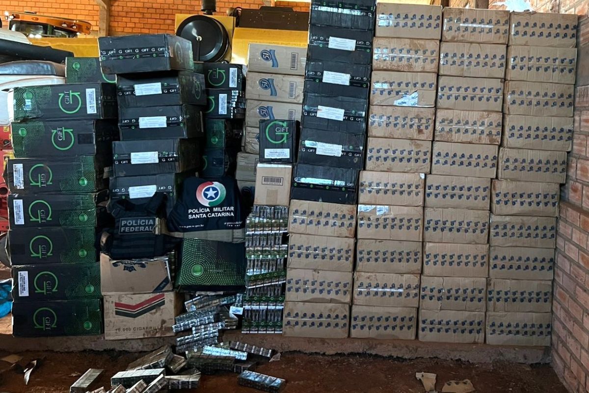 Galpão com 100 mil maços de cigarros é encontrado; um suspeito conseguiu fugir