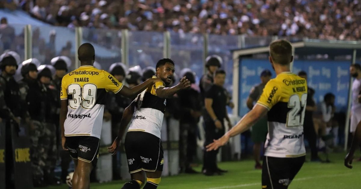Jogadores do Criciúma comemoram gol na vitória sobre o Paysandu