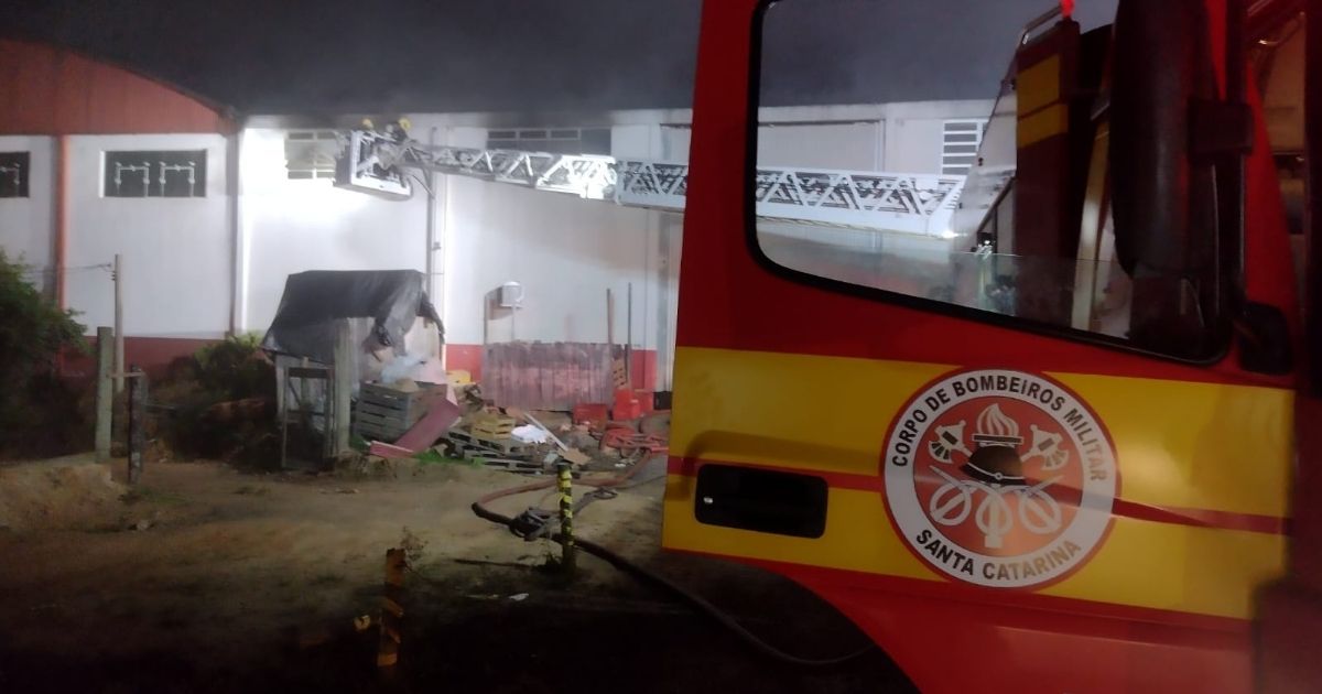 Bombeiros de seis cidades estiveram mobilizados para conter incêndio de grande proporção