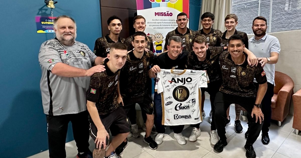 Jogadores da ACF com o presidente da Casa Guido, Rogério Campos