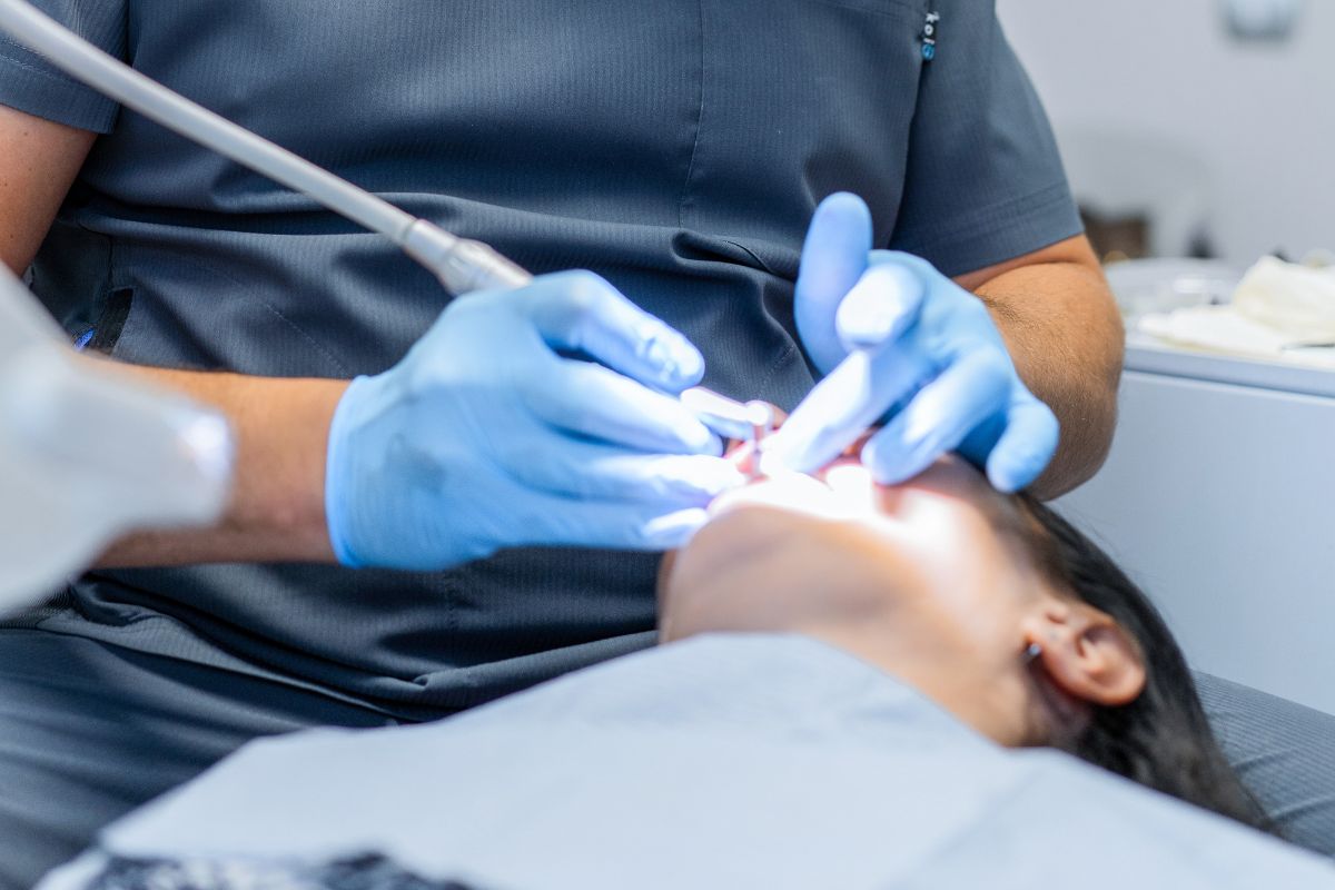 Proprietários da clínica odontológica foram indiciados por 15 crimes entre 2022 e 2024