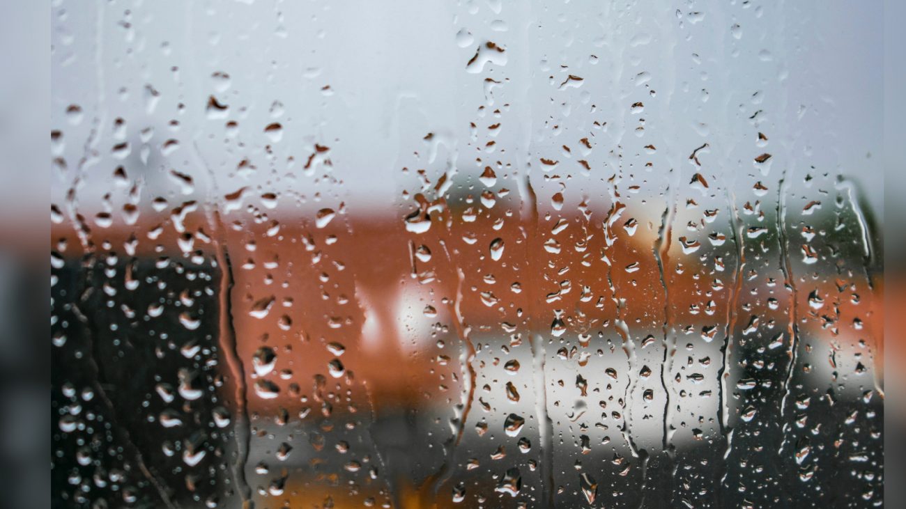 No domingo (8), a frente fria se afasta, mas um ciclone em alto-mar mantém a chuva em boa parte do estado, atingindo principalmente o Meio-Oeste, litoral e o Norte catarinense. De noite, o frio será intenso, com mínimas chegando a 5°C no Planalto Sul e Grande Oeste. - Canva/ND