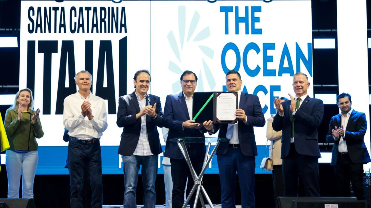 Foto mostra autoridades segurando assinatura de recursos para a The Ocean Race