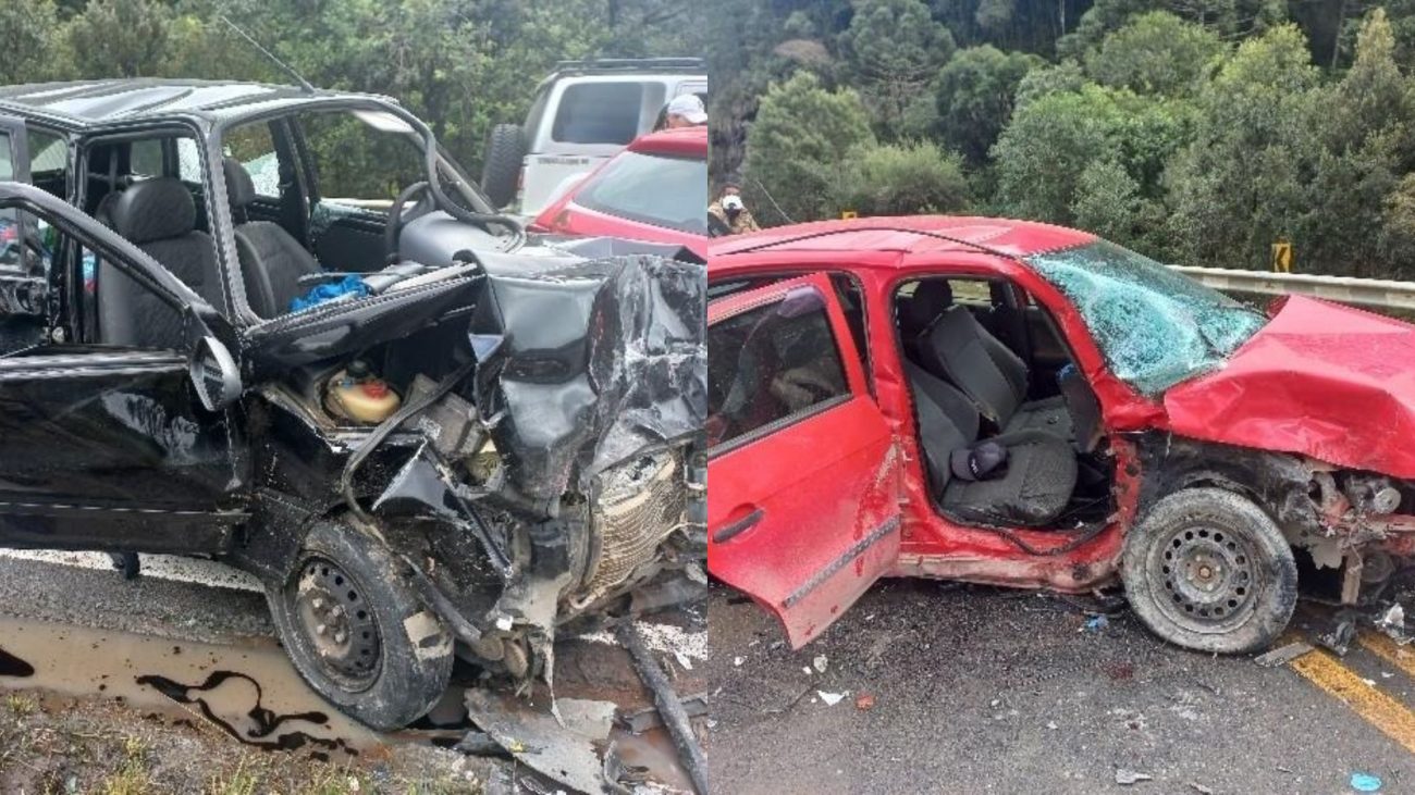 Imagens mostram dois carros completamente destruídos e amassados após colidirem frontalmente em grave acidente na serra catarinense, um dos carros é um fiat uno preto e o outro é um gol vermelho.